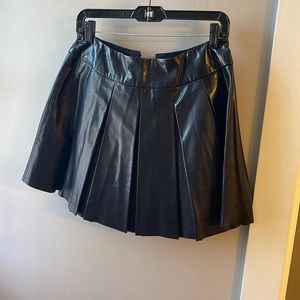 Alice & Olivia black pleated leather mini skirt
100% goat leather
Box pleats